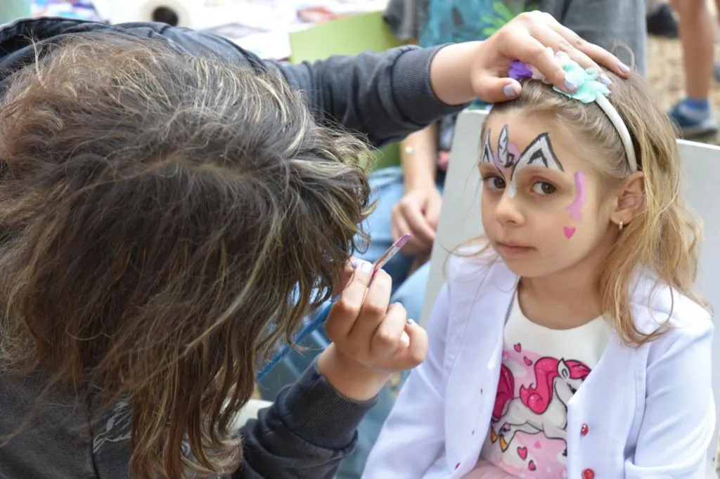 Copil cu fața pictată la un atelier Nepsis